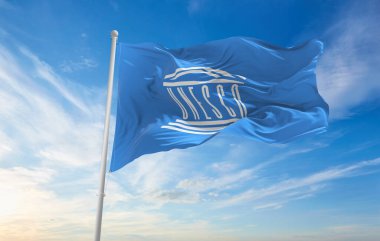 Minsk, Belarus - Mayıs 2021: UNESCO Dünya Mirasları Komitesi 'nin bayrak direğinde mavi gökyüzünün arka planında dalgalanan bayrağı. 3d illüstrasyon.