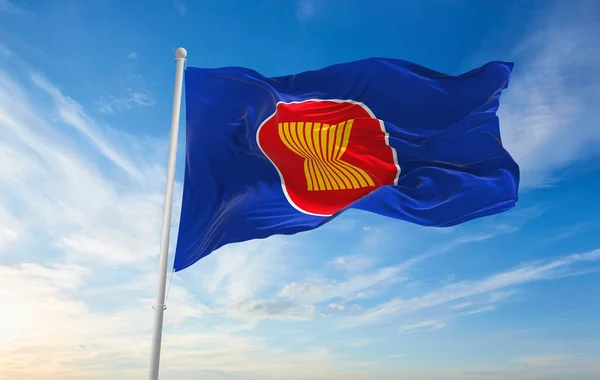 Minsk, Belarus - Mayıs 2021: Güneydoğu Asya Ulusları Birliği bayrağı, ASEAN mavi gökyüzünün arka planında bayrak direğinde dalgalanırken görülüyor. 3d illüstrasyon.