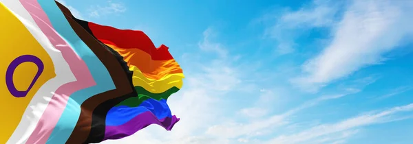 Orgulho Progresso Lgbtq Com Bandeira Inclusão Intersexual Acenando Vento Céu — Fotografia de Stock