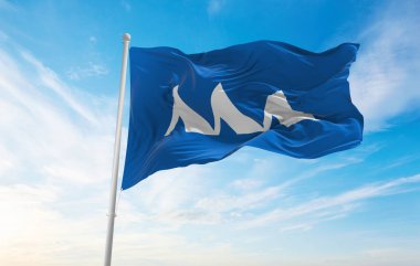 Yamagata Valiliği 'nin resmi bayrağı güneşli bir günde bulutlarla birlikte bayrak direkleri üzerinde rüzgarda sallanıyor. Japon vatanseverliği kavramı. 3d illüstrasyon.