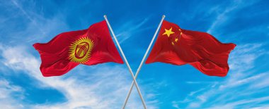 Çin ve Kırgızistan 'ın bayrakları rüzgarda dalgalanırken bayrak direkleri gökyüzüne karşı güneşli bir günde bulutlarla. İki ülke arasındaki ilişkiyi, diyaloğu sembolize ediyor. 3 boyutlu illüstrasyon. Tarihi bayrak
