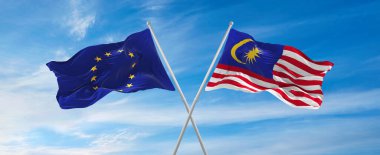Avrupa Birliği ve Malezya bayrakları rüzgarda dalgalanırken bayrak direkleri gökyüzüne karşı güneşli bir günde bulutlarla. İki ülke arasındaki ilişkiyi, diyaloğu sembolize ediyor. 3d illüstrasyon,