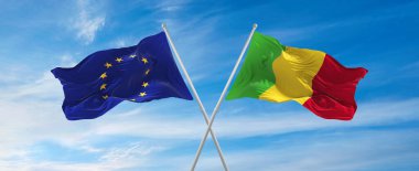 Avrupa Birliği ve Mali 'nin bayrakları rüzgarda dalgalanırken güneşli bir günde gökyüzüne doğru bayrak direkleri sallıyor. İki ülke arasındaki ilişkiyi, diyaloğu sembolize ediyor. 3d illüstrasyon,