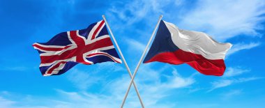 Büyük Britanya ve Çek Cumhuriyeti 'nin bayrakları güneşli bir günde gökyüzüne doğru bayrak direkleri sallıyor. İki ülke arasındaki ilişkiyi, diyaloğu sembolize ediyor. 3d illüstrasyon,