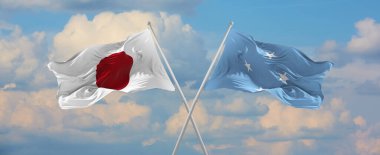 Japonya ve Mikronezya Birleşik Devletleri 'nin bayrakları güneşli bir günde gökyüzüne karşı bayrak direkleri sallıyor. İki ülke arasındaki ilişkiyi, diyaloğu sembolize ediyor. 3d illüstrasyon,