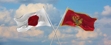 Japonya ve Karadağ 'ın bayrakları rüzgarda dalgalanırken güneşli bir günde gökyüzüne doğru bayrak direkleri sallıyor. İki ülke arasındaki ilişkiyi, diyaloğu sembolize ediyor. 3d illüstrasyon,