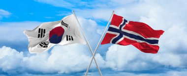 Güney Kore ve Norveç 'in bayrakları rüzgarda dalgalanır bayrak direkleri gökyüzüne karşı güneşli bir günde bulutlarla. İki ülke arasındaki ilişkiyi, diyaloğu sembolize ediyor. 3d illüstrasyon,