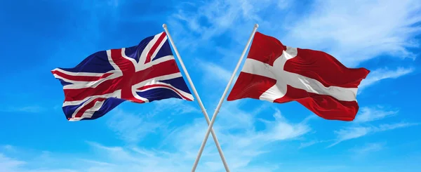 Flagi Wielkiej Brytanii Denmark Machające Wietrze Maszcie Flagowym Niebo Chmurami — Zdjęcie stockowe