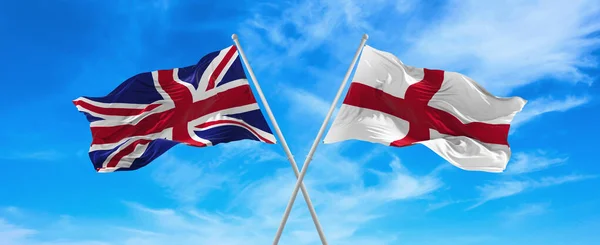 Bandeiras Grã Bretanha Inglaterra Acenando Vento Flagelos Contra Céu Com — Fotografia de Stock