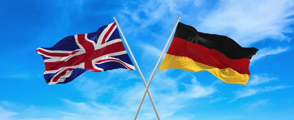 Flaggor Storbritannien Och Förbundsrepubliken Tyskland Vinka Vinden Flaggstänger Mot Himlen — Stockfoto