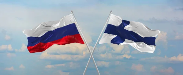 러시아와 핀란드의 국기가 위에서 구름을 바람에 흔들리고 관계를 상징하고 나라간의 — 스톡 사진