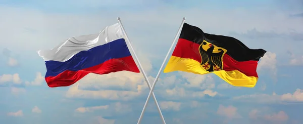 Vlajky Ruska Německa Vlnící Větru Vlajkových Stožárech Proti Obloze Mraky — Stock fotografie