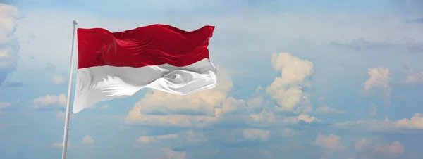 Vlag Van Indonesië Bij Bewolkte Lucht Achtergrond Zonsondergang Panoramisch Uitzicht — Stockfoto