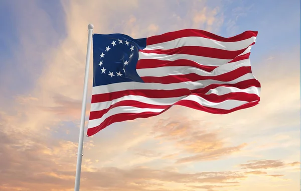 美国国旗 13颗圆形星辰 夕阳西下蓝天背景的Betsy Ross旗 关于国家的爱国观念 国旗日 3D说明 — 图库照片