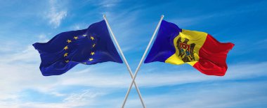 Avrupa Birliği ve Moldova 'nın bayrakları güneşli bir günde gökyüzüne karşı bayrak direkleri sallıyor. İki ülke arasındaki ilişkiyi, diyaloğu sembolize ediyor. 3d illüstrasyon,