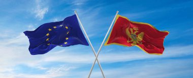 Avrupa Birliği ve Karadağ 'ın bayrakları rüzgarda dalgalanırken güneşli bir günde gökyüzüne doğru bayrak direkleri sallıyor. İki ülke arasındaki ilişkiyi, diyaloğu sembolize ediyor. 3d illüstrasyon,