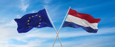 Avrupa Birliği ve Hollanda 'nın bayrakları güneşli bir günde gökyüzünde bayrak direkleri sallıyor. İki ülke arasındaki ilişkiyi, diyaloğu sembolize ediyor. 3d illüstrasyon,