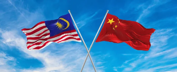Flaggor Kina Och Malaysia Vinka Vinden Flaggstänger Mot Himlen Med — Stockfoto