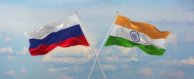 Rusya ve Hindistan 'ın bayrak direkleri rüzgarda dalgalanırken güneşli bir günde gökyüzüne karşı bulutlar. İki ülke arasındaki ilişkiyi, diyaloğu sembolize ediyor. 3d illüstrasyon,