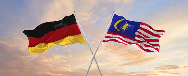Vlajky Německa Malajsie Vlnící Větru Vlajkových Stožárech Proti Obloze Mraky — Stock fotografie