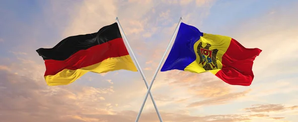 Almanya Moldova Nın Bayrakları Rüzgarda Dalgalanırken Bayrak Direkleri Gökyüzüne Karşı — Stok fotoğraf