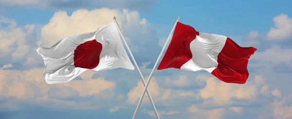晴れた日には日本とペルーの国旗が空に向かって旗竿で風になびく 関係を象徴し 両国間の対話 3Dイラスト — ストック写真