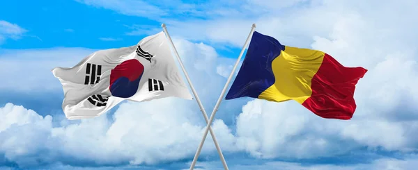 晴れた日には雲に覆われた空に対して旗竿の上で風に揺れる韓国とルーマニアの旗 関係を象徴し 両国間の対話 3Dイラスト — ストック写真