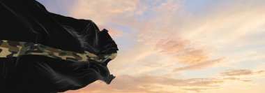 İnce Kamuflaj Hattı bayrağı gün batımında bulutlu arka planda sallanıyor, Askeri Personel bayrağı. panoramik manzara. Geniş afiş afiş için boşluk kopyala. 3d illüstrasyon,