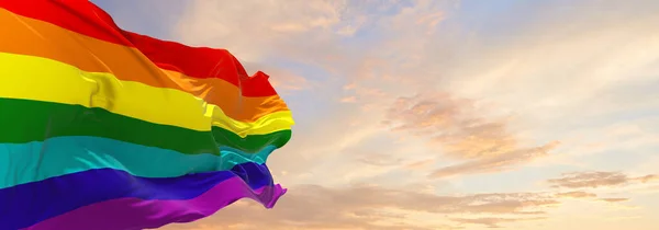 Hbtq Rainbow Sju Ränder Flaggan Viftar Vinden Molnig Himmel Frihet — Stockfoto