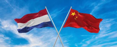 Çin ve Hollanda 'nın bayrakları rüzgarda dalgalanır bayrak direkleri gökyüzüne karşı güneşli bir günde bulutlarla. İki ülke arasındaki ilişkiyi, diyaloğu sembolize ediyor. 3d illüstrasyon,