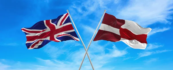 在阳光明媚的日子 大不列颠和拉脱维亚的国旗和白俄罗斯的国旗在风中迎风飘扬 在天空中飘扬 象征两国关系 两国间的对话 3D说明 — 图库照片