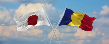 Japonya ve Romanya 'nın bayrakları rüzgarda dalgalanırken bayrak direkleri gökyüzüne karşı güneşli bir günde. İki ülke arasındaki ilişkiyi, diyaloğu sembolize ediyor. 3d illüstrasyon,