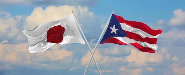 푸에르토리코의 국기가 위에서 구름으로 하늘을 바람에 흔들리고 관계를 상징하고 나라간의 — 스톡 사진