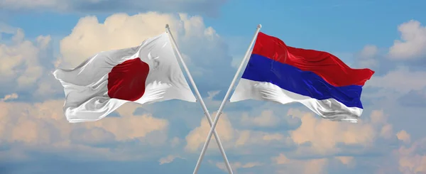 Flagi Japonii Republiki Serbskiej Machające Wietrze Maszcie Flagowym Niebo Chmurami — Zdjęcie stockowe