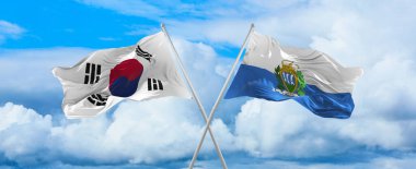 Güney Kore ve San Marino 'nun bayrakları rüzgarda dalgalanır bayrak direkleri gökyüzüne karşı güneşli bir günde bulutlarla. İki ülke arasındaki ilişkiyi, diyaloğu sembolize ediyor. 3d illüstrasyon,