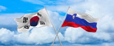 Güney Kore ve Slovenya bayrakları rüzgarda dalgalanırken bayrak direkleri gökyüzüne karşı güneşli bir günde. İki ülke arasındaki ilişkiyi, diyaloğu sembolize ediyor. 3d illüstrasyon,