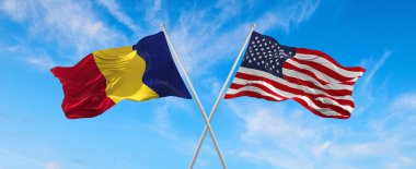 ABD ve Romanya 'nın bayrakları rüzgarda dalgalanırken bayrak direkleri gökyüzüne karşı güneşli bir günde bulutlarla. İki ülke arasındaki ilişkiyi, diyaloğu sembolize ediyor. 3d illüstrasyon,