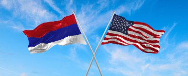 ABD ve Cumhuriyet Cumhuriyeti bayrakları güneşli bir günde gökyüzüne karşı bayrak direkleri üzerinde rüzgarda sallanıyor. İki ülke arasındaki ilişkiyi, diyaloğu sembolize ediyor. 3d illüstrasyon,