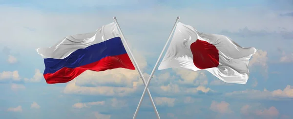 Vlaggen Van Rusland Japan Zwaaien Wind Vlaggenmasten Tegen Hemel Met — Stockfoto