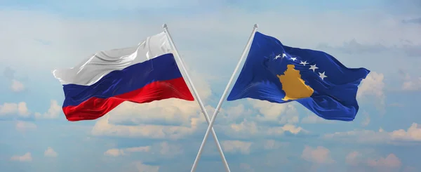 Vlajky Ruska Kosova Vlnící Větru Vlajkových Stožárech Proti Obloze Mraky — Stock fotografie
