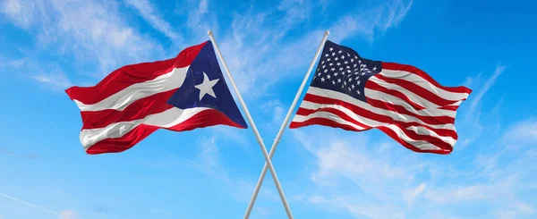 Flagi Usa Portoryko Machające Wietrze Maszcie Flagowym Niebo Chmurami Słoneczny — Zdjęcie stockowe