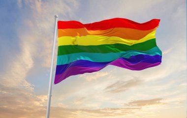 LGBT, Gökkuşağı yedi şeritli, bulutlu gökyüzünde rüzgarda dalgalanan bayrak. Özgürlük ve aşk kavramı. Gurur ayı. Eylemcilik, toplum ve özgürlük kavramı. Uzayı kopyala 3d illüstrasyon.,