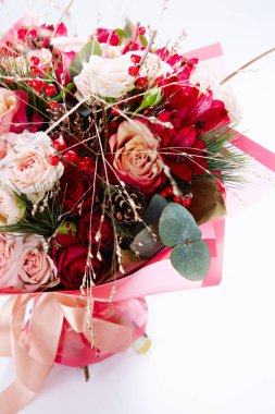 Beyaz renkte izole edilmiş düğün buketi. Taze, yemyeşil renkli çiçekler..