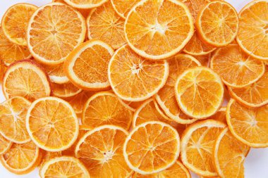 Doğal kurutulmuş portakal arka planı. Dilimlenmiş ve kurutulmuş narenciye arkaplanı. Yemek arkaplanı. Metin için kopyalama alanı olan üst görünüm. Düz yatıyordu