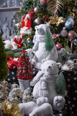 Noel süsü. Evergreen köknar ağacı çelengi. Yeni yıl ve Xmas iç dekorasyonu