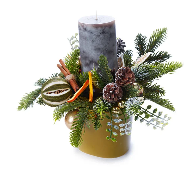 Mum ve Noel süslemeleri beyaz arka planda izole edilmiş. Yeni yıl ve Xmas iç dekorasyonu