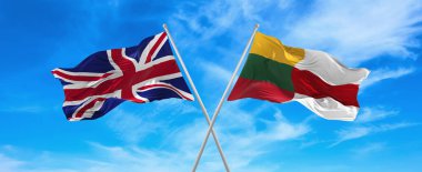 Büyük Britanya ve LITHUANIA bayrakları ve Beyaz Rusya bayrağı güneşli bir günde gökyüzüne doğru bayrak direkleri sallıyor. İki ülke arasındaki ilişkiyi, diyaloğu sembolize ediyor. 3d illüstrasyon,