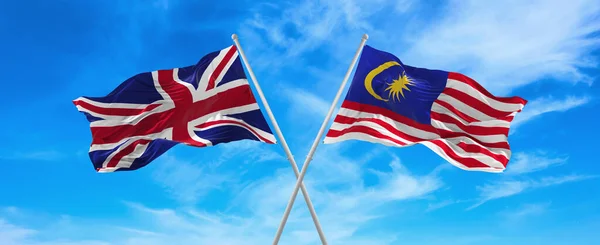 Vlajky Velké Británie Malajsie Vlnící Větru Vlajkových Stožárech Proti Obloze — Stock fotografie