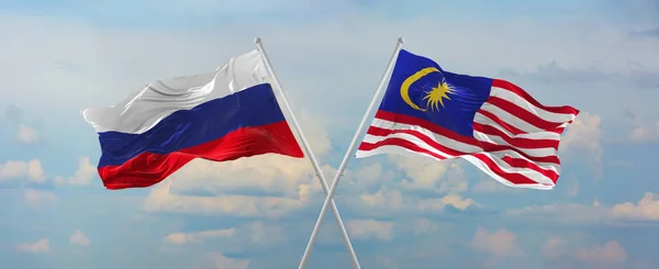 Vlajky Ruska Malajsie Vlnící Větru Vlajkových Stožárech Proti Obloze Mraky — Stock fotografie