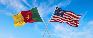 ABD ve Kamerun 'un bayrakları rüzgarda dalgalanırken bayrak direkleri gökyüzüne karşı güneşli bir günde bulutlarla birlikte. İki ülke arasındaki ilişkiyi, diyaloğu sembolize ediyor. 3d illüstrasyon,